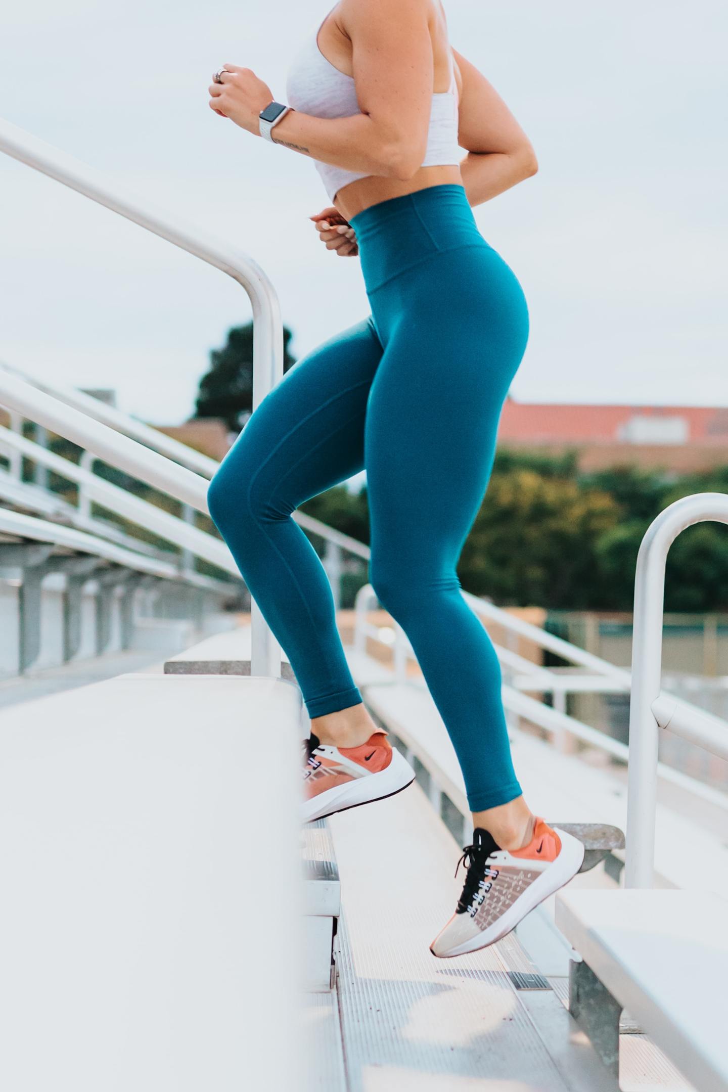 Mulher correndo em escadas. Foto de Tyler Nix, Unsplash.