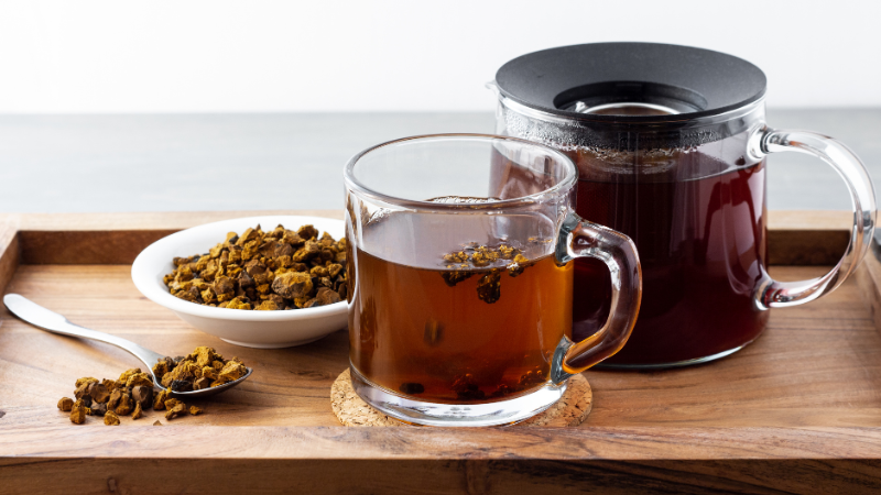 Chaga Tee kann in verschiedenen Arten zubereitet werden, traditionell als Aufguss nach 15 minütigen Kochen