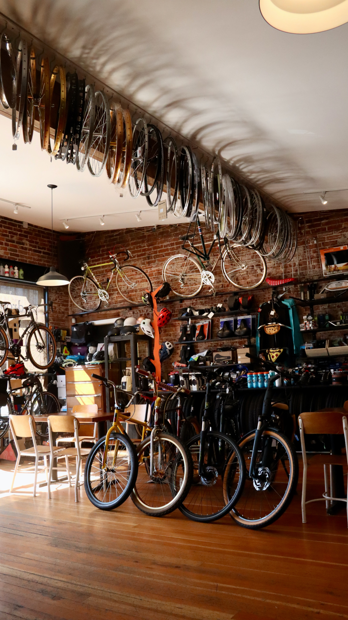 Loja especializada em bicicletas. Créditos: Unsplash, Manny Becerra