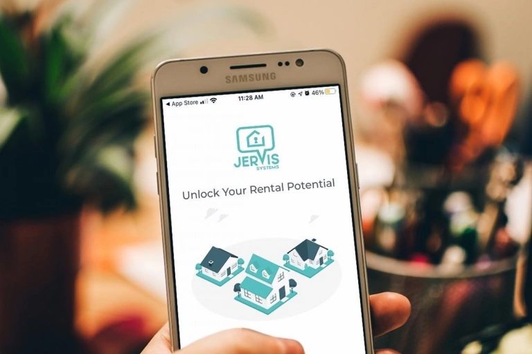 Los sistemas de Jervis se pueden conectar fácilmente a tus cerraduras inteligentes y puertas de garaje existentes, automatizando el acceso para los huéspedes, empresas de limpieza, amigos y familiares.