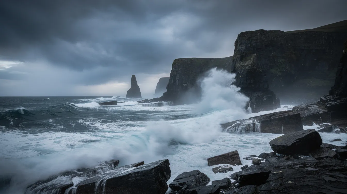Die dramatische Meeresküste zeigt hohe Felsen, an denen stürmische Wellen tosen, während ein düsterer Himmel über der Szene hängt. Diese eindrucksvolle Darstellung erinnert an die kraftvolle Filmmusik von Komponisten wie Hans Zimmer, die Emotionen und Spannungen perfekt einfängt.