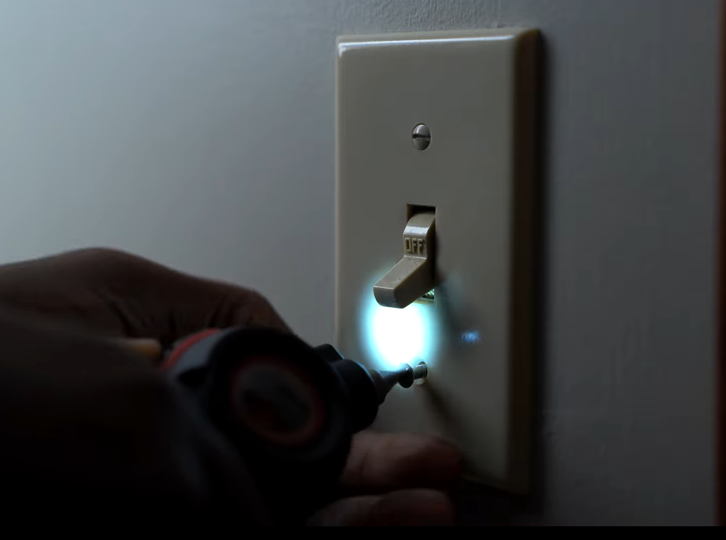 tightening screws in a wall plate using skil twist 2.0