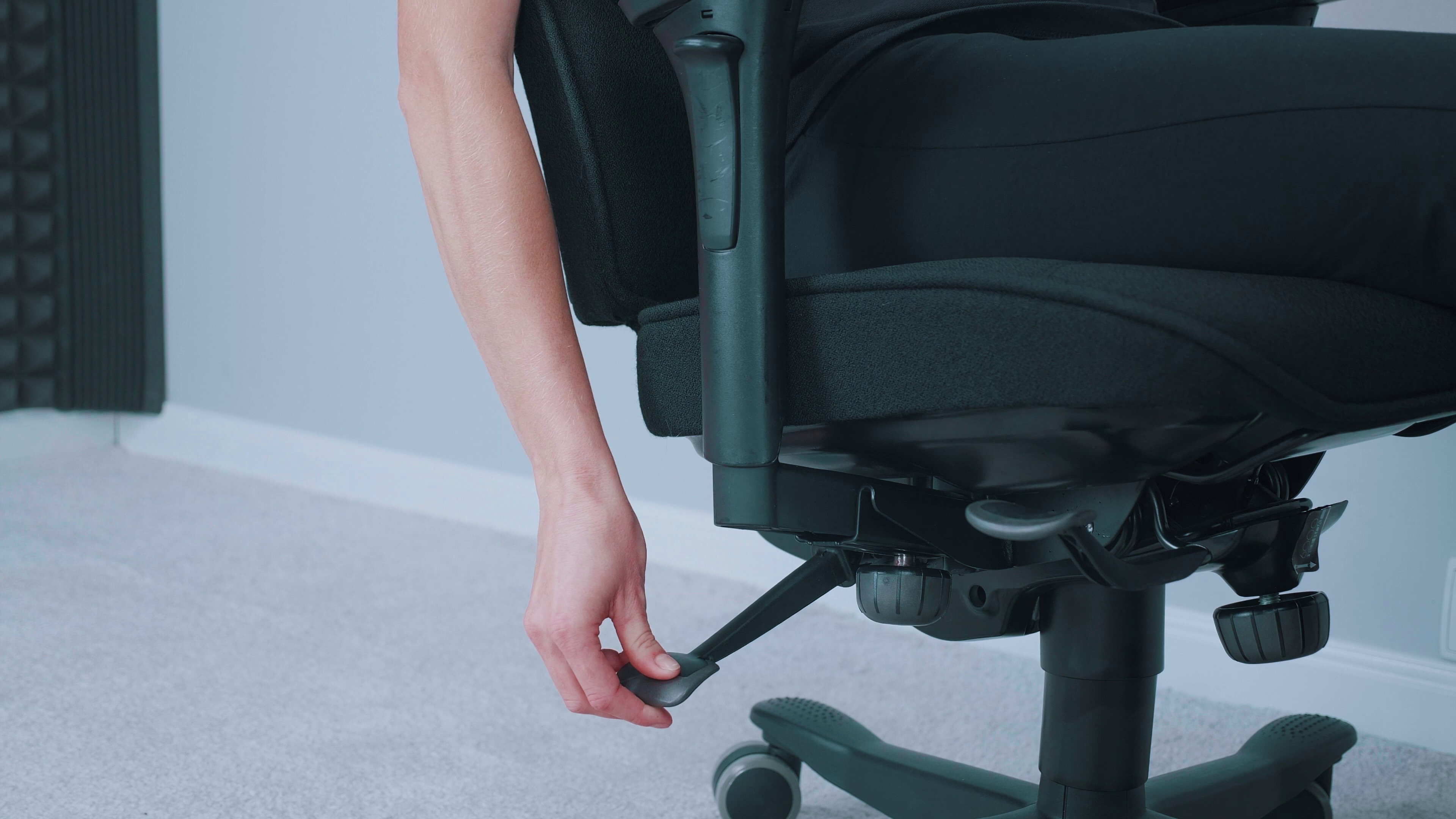 Kinnarps 6000 / 8000 – recenzja jednych z najlepszych foteli biurowych na rynku 6 Dźwignia blokady odchylenia. Źródło: Brastech