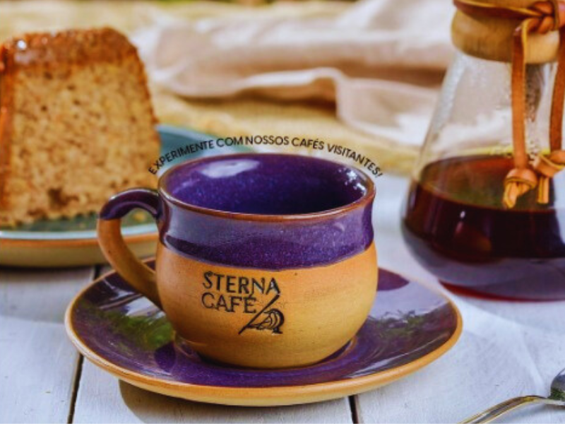Xícara de café, bolo e chemex da Sterna Café. Imagem: Reprodução Instagram. 