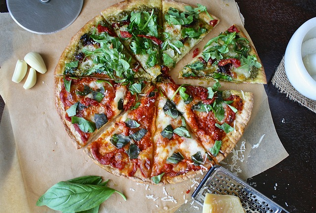pizza, garlic, cutting board