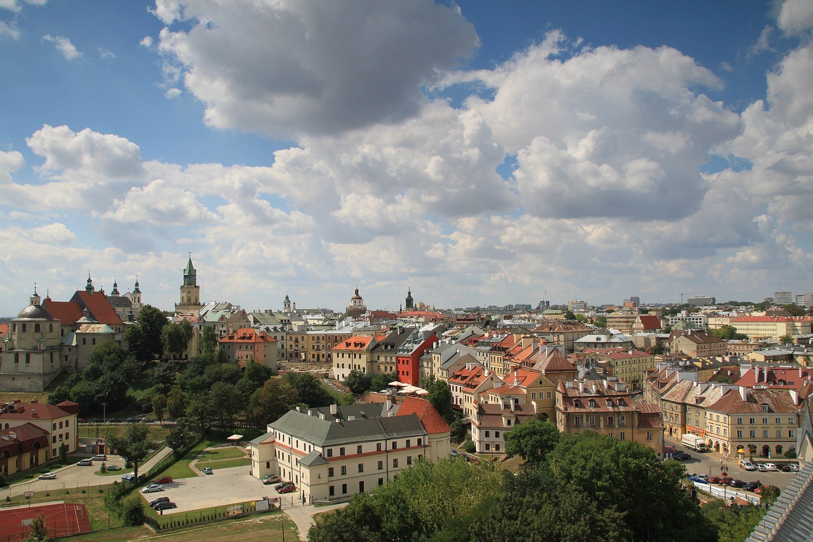 Zwiedzanie Lublina warto zacząć od Starego Miasta. Panorama na lubelskie stare miasto i zabudowę. Źródło: https://commons.wikimedia.org/wiki/File:Lublin_PanoramaStaregoMiasta.JPG