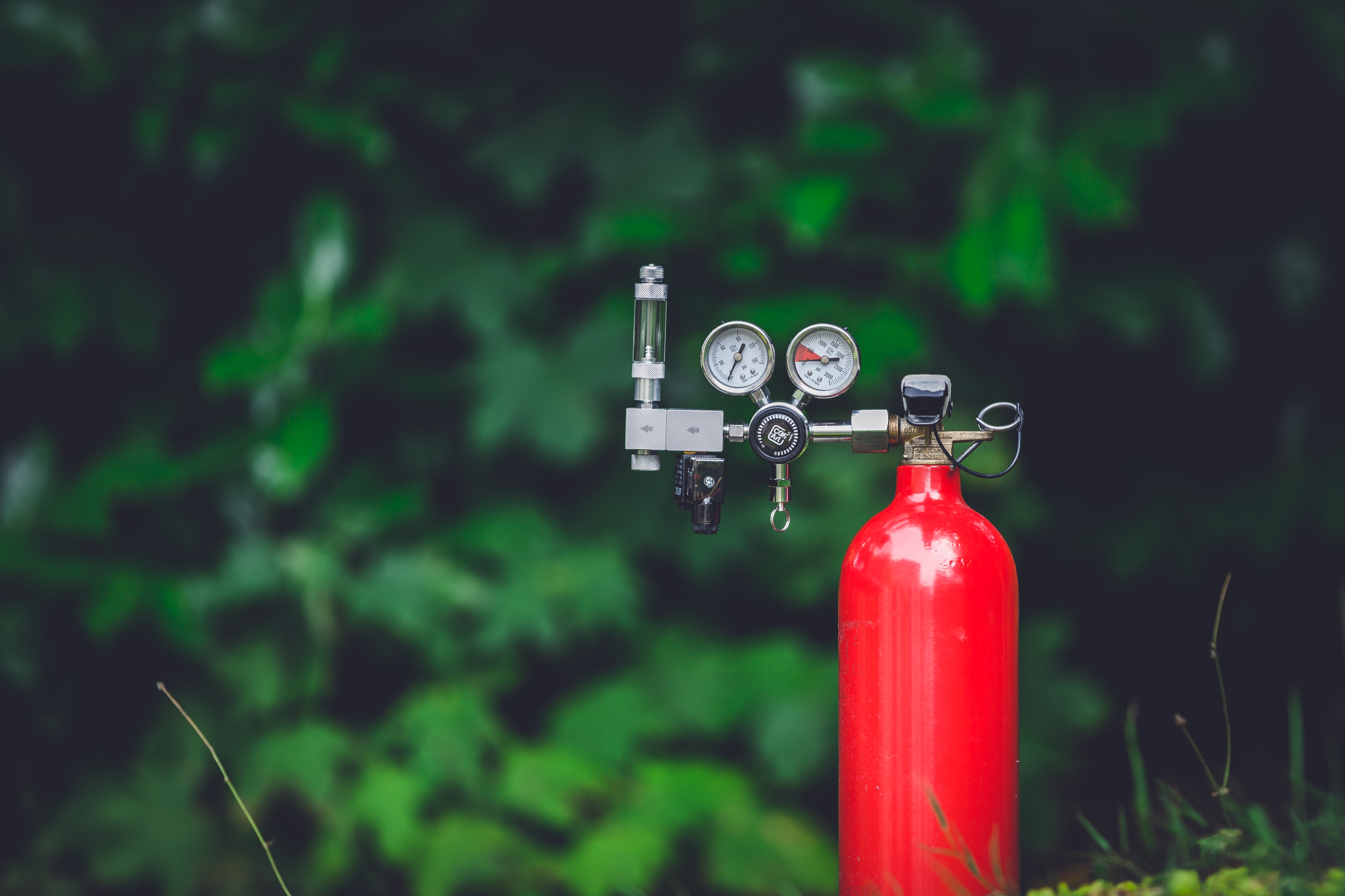 a gas cylinder with a diffuser and a bubble counter