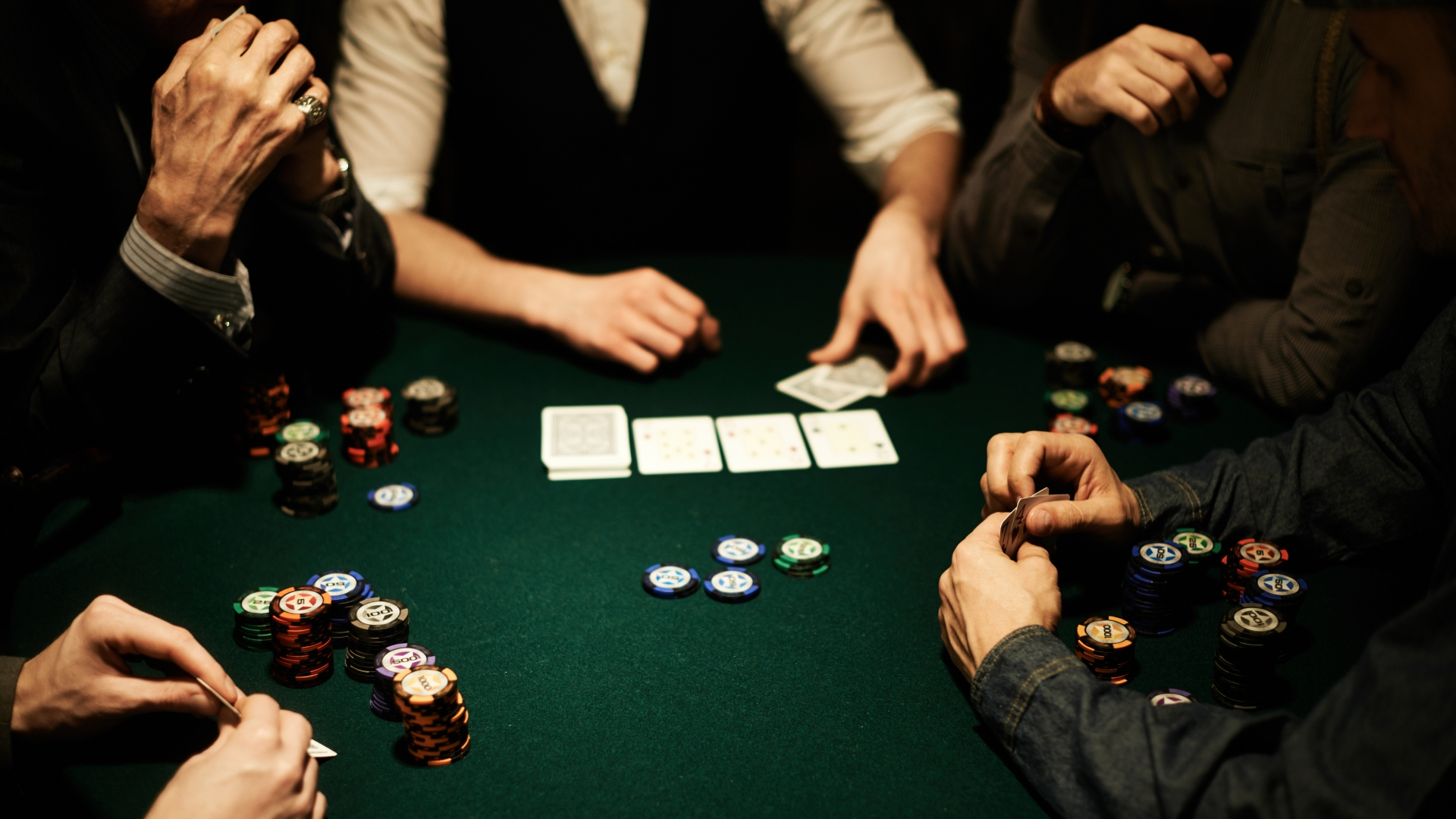 Personer spelar poker på sajt utan svensk licens