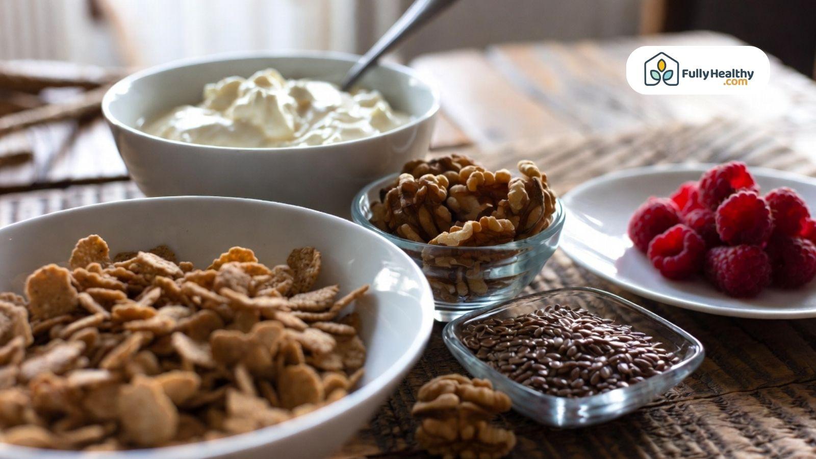 Bowl of high-fiber cereal with walnuts, flaxseeds, raspberries, and yogurt for a diabetic-friendly breakfast.