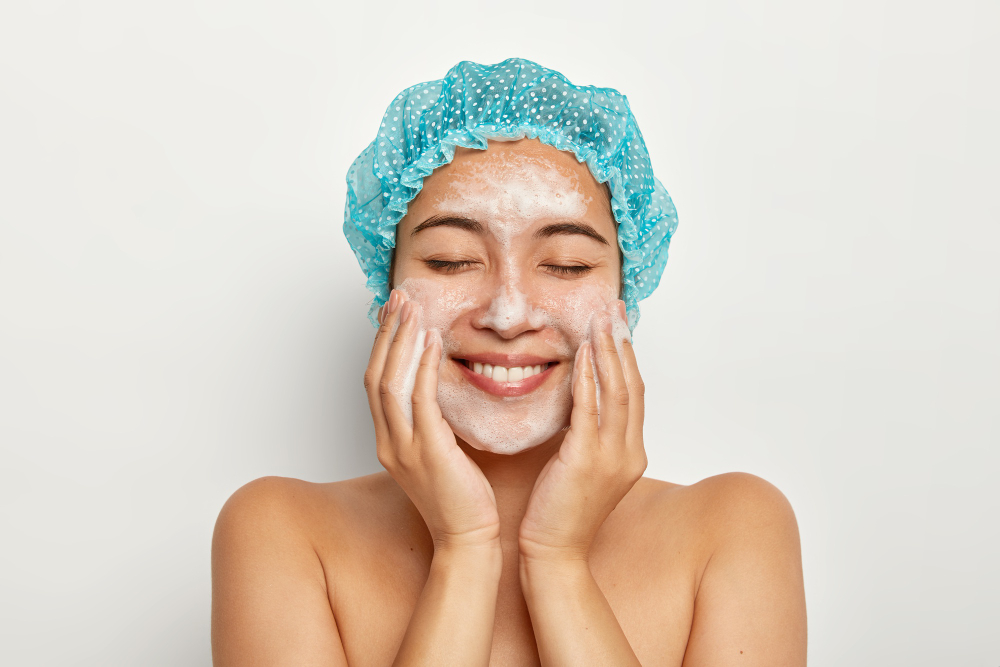 A limpeza da pele com sabonete apropriado é fundamental para o controle da oleosidade. Fonte da imagem: Freepik.