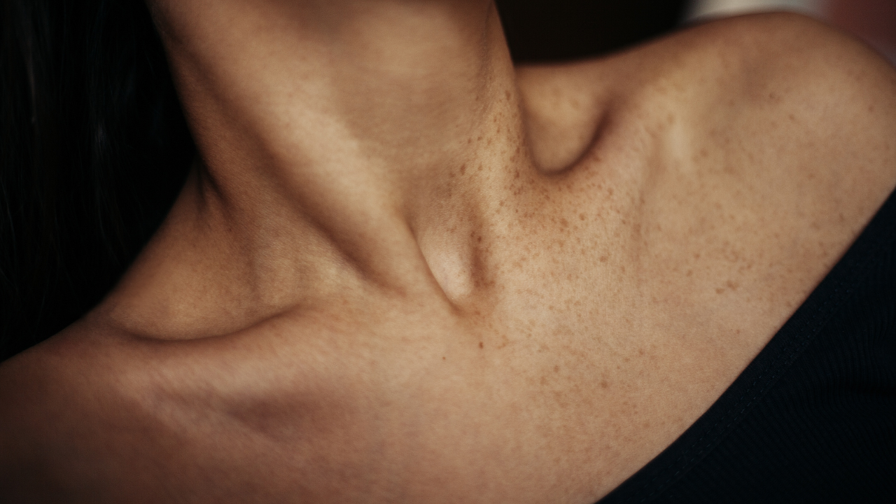 Dekoltee ja kaula-alueen ihon kiinteytys - näin hoidat ja ylläpidät