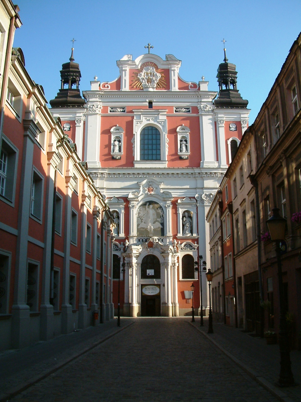 Zabytkowy budynek fary wkomponowany w zabudowę starego miasta w Poznaniu. Źródło: https://commons.m.wikimedia.org/wiki/File:Fara_Poznan_Fasada.jpg