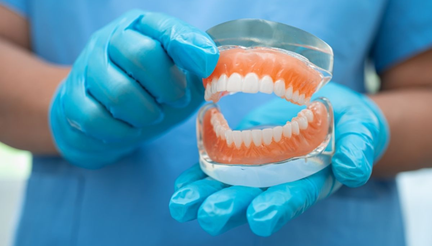 Tannhelsepersonell med blå hansker holder en tannprotese for å demonstrere riktig plassering og struktur av gebiss i en klinisk setting. protese best mulig protesen proteser kneet operasjonen får under andre mulig amputasjon dersom hos viktig ulike kontakt første informasjon god ofte kroppsdel arm fast kommer godt går vanligvis bruke flere dag del finnes best fysioterapeut mer benet fleste tilpasset ganger behandling bør stor hjelp tid hvert gradvis ønsker komme gjøre nødvendig rundt lages gjennom gjør direkte tar bruker ben erstatter gjøres pasient eksempel fjernet våre derfor like komponenter kroppen trenger finne gang behov vis leggen viser bedre låret enkelt pasienter hele