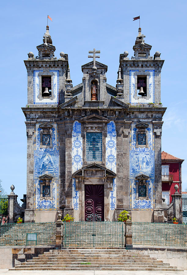 People visiting the Igreja de Santo Ildefonso in Porto