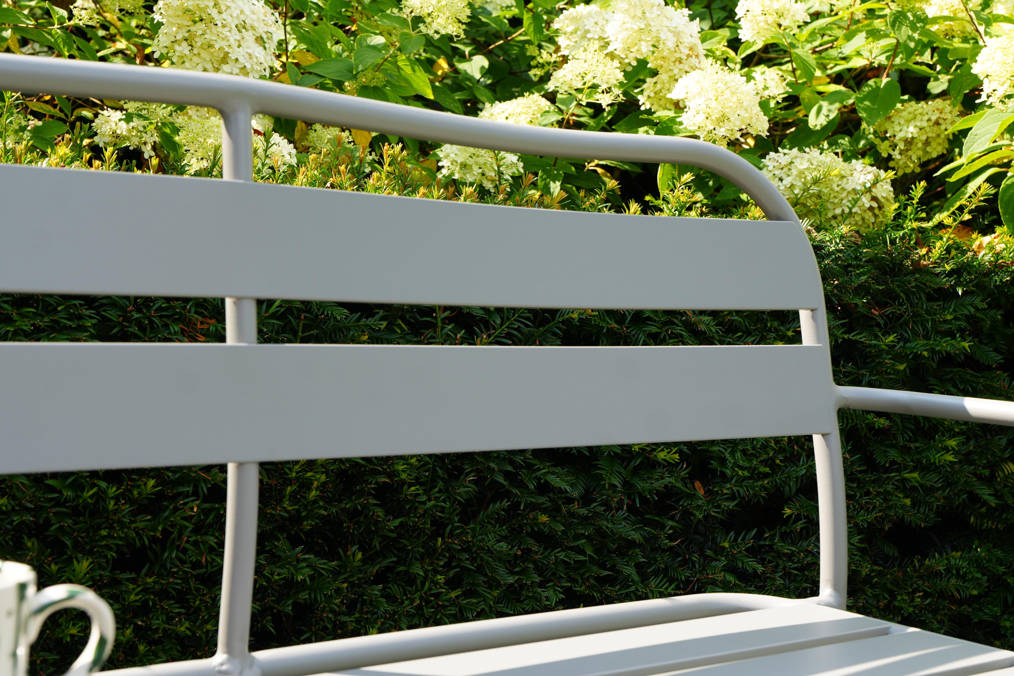 Banc de jardin en aluminium gris galet SOHA Wilsa Garden avec dossier ajouré et design moderne installé sur une terrasse extérieure contemporaine