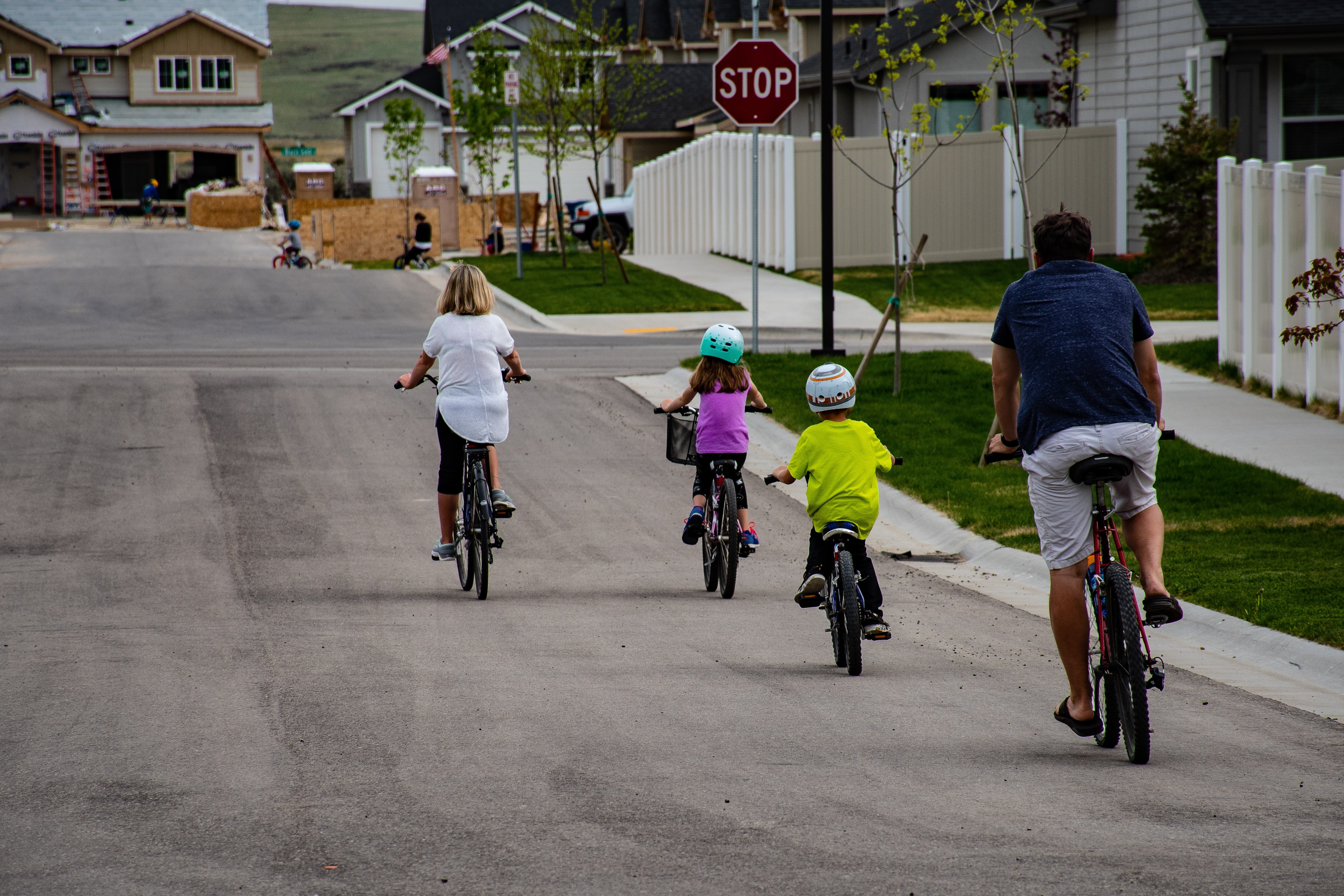 Família pedalando em conjunto, com bicicletas de aros menores para as crianças. Créditos: Pexels, Brett Sayles