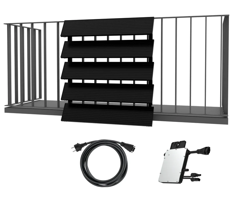 Balkon-Solarmodul-Set mit vier geneigten Panels, Wechselrichter und Anschlusskabel für die einfache Montage.