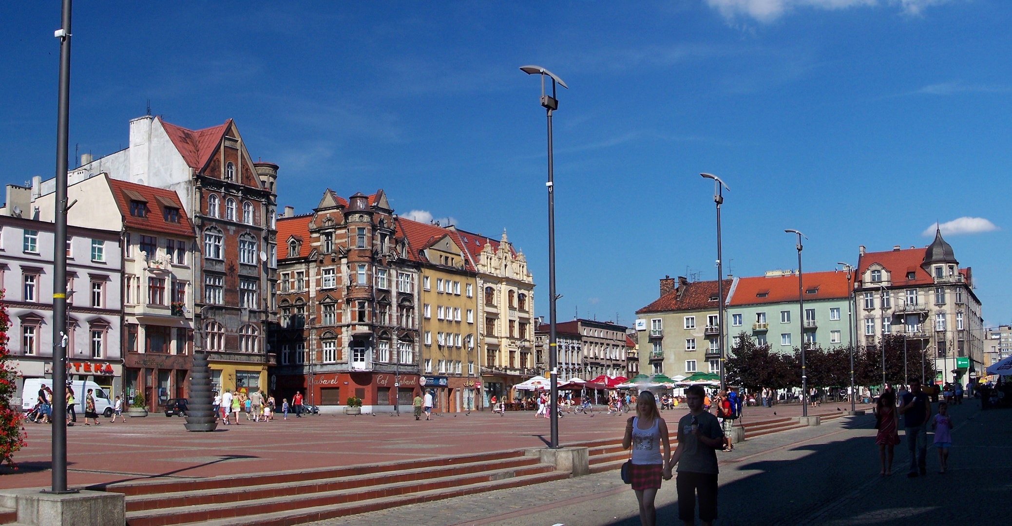 Rynek w Bytomiu otoczony kamienicami (źródłó: https://commons.wikimedia.org/wiki/File:Bytom_-_Market_Square_01.jpg)