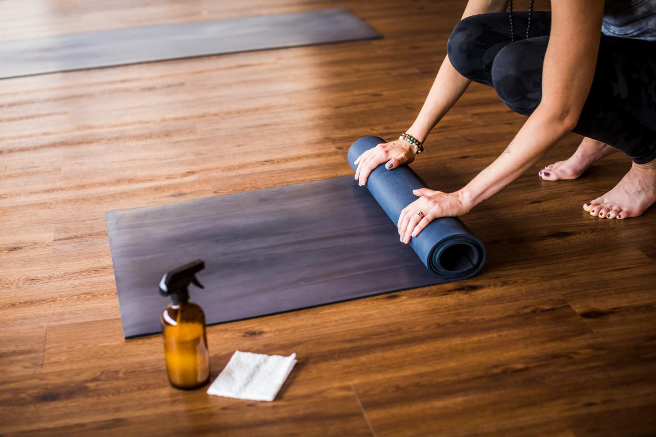 how to clean yoga mat