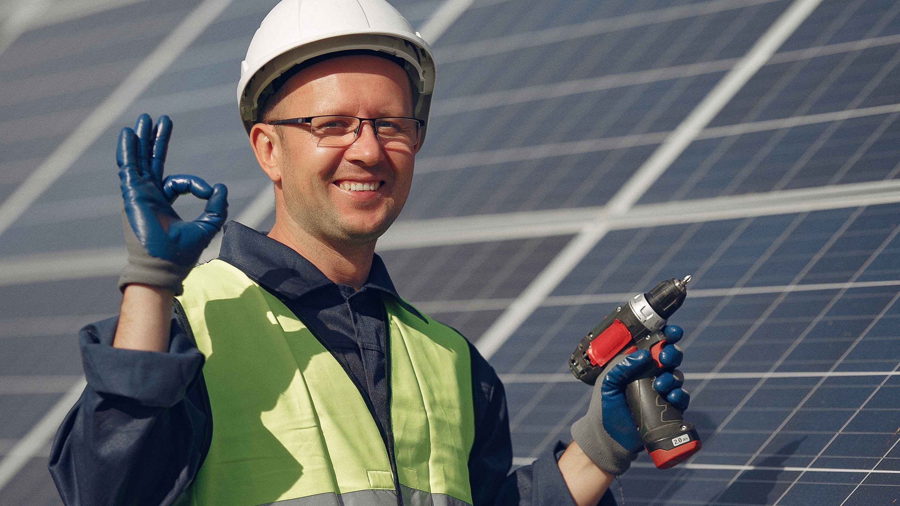 Jak działają panele fotowoltaiczne? Wykorzystują energię promieniowania słonecznego!