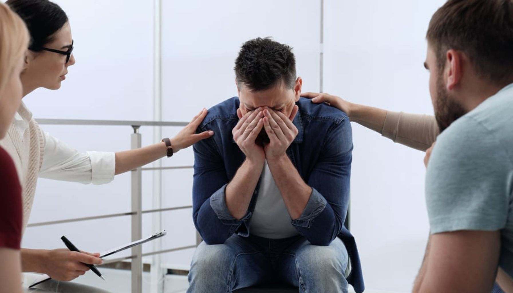 Person i gruppeterapi – støtte ved oppstart av behandling.