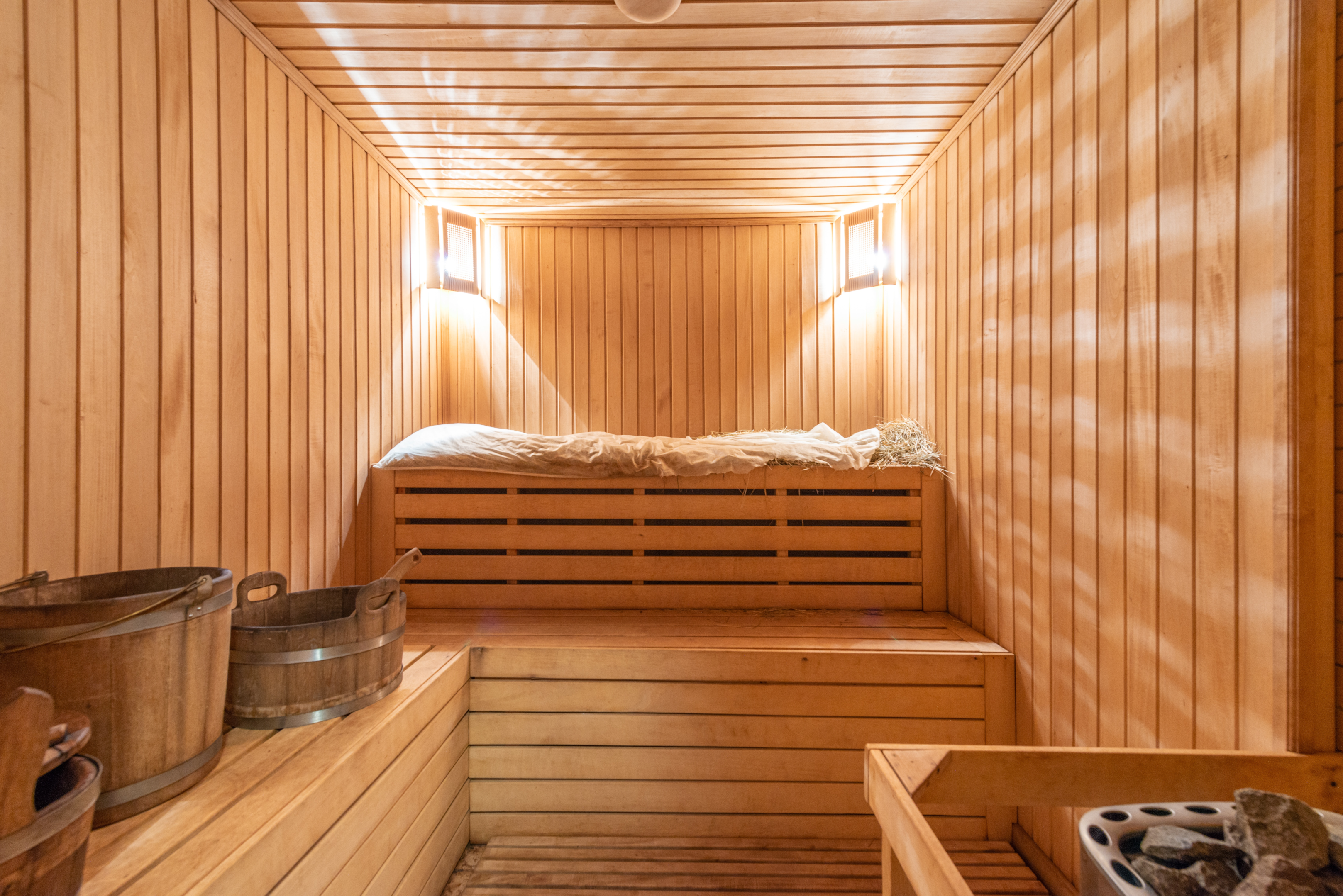 maximum temperature of a traditional dry sauna