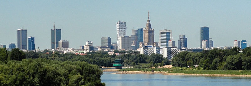 Widok na Warszawę, skąd można dojechać na port lotniczy Warsaw Modlin. Źródło: https://commons.wikimedia.org/wiki/File:FB_Warszawa_panorama.jpg