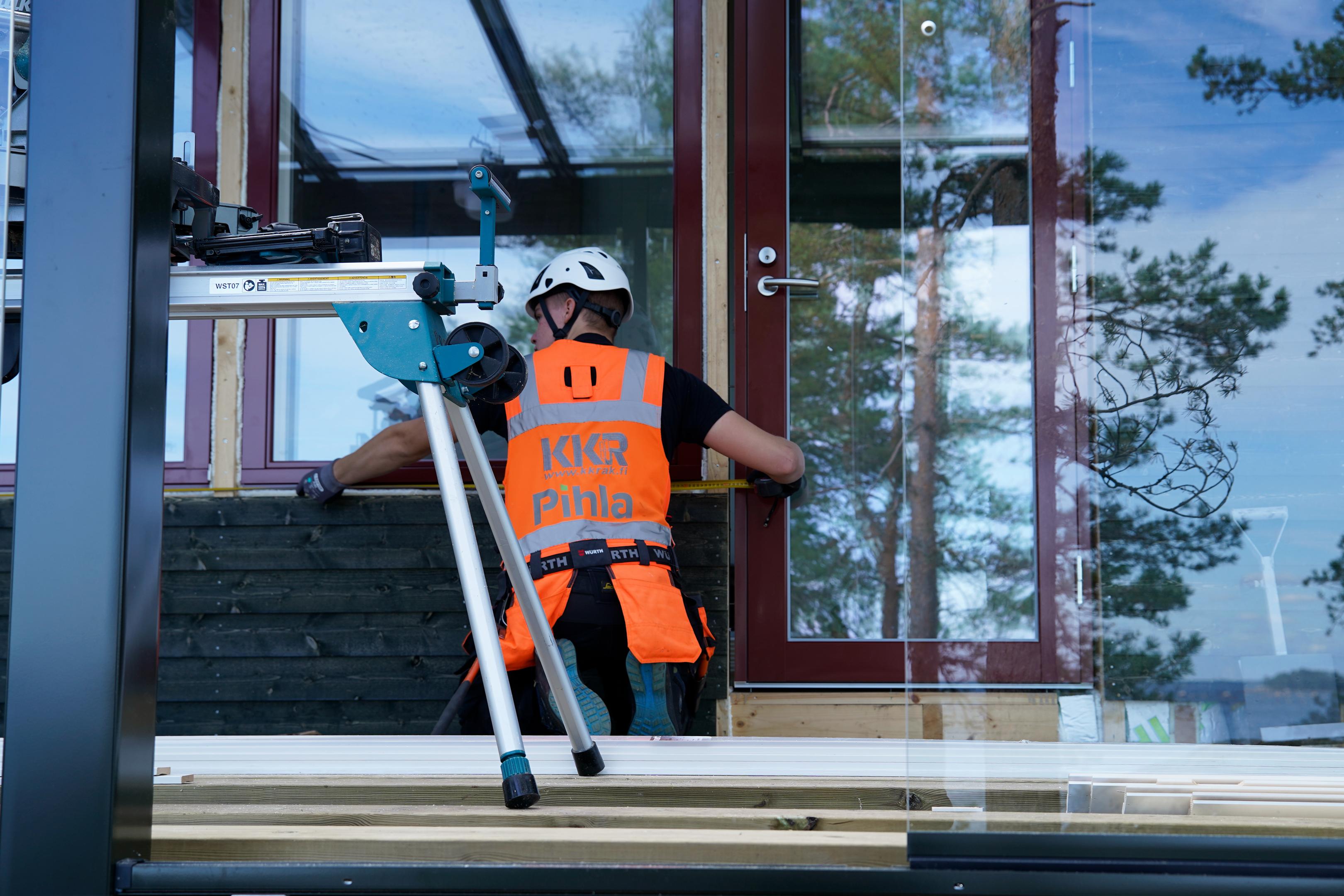 Mökkiin vaihdettiin uudet suuret ikkunat.