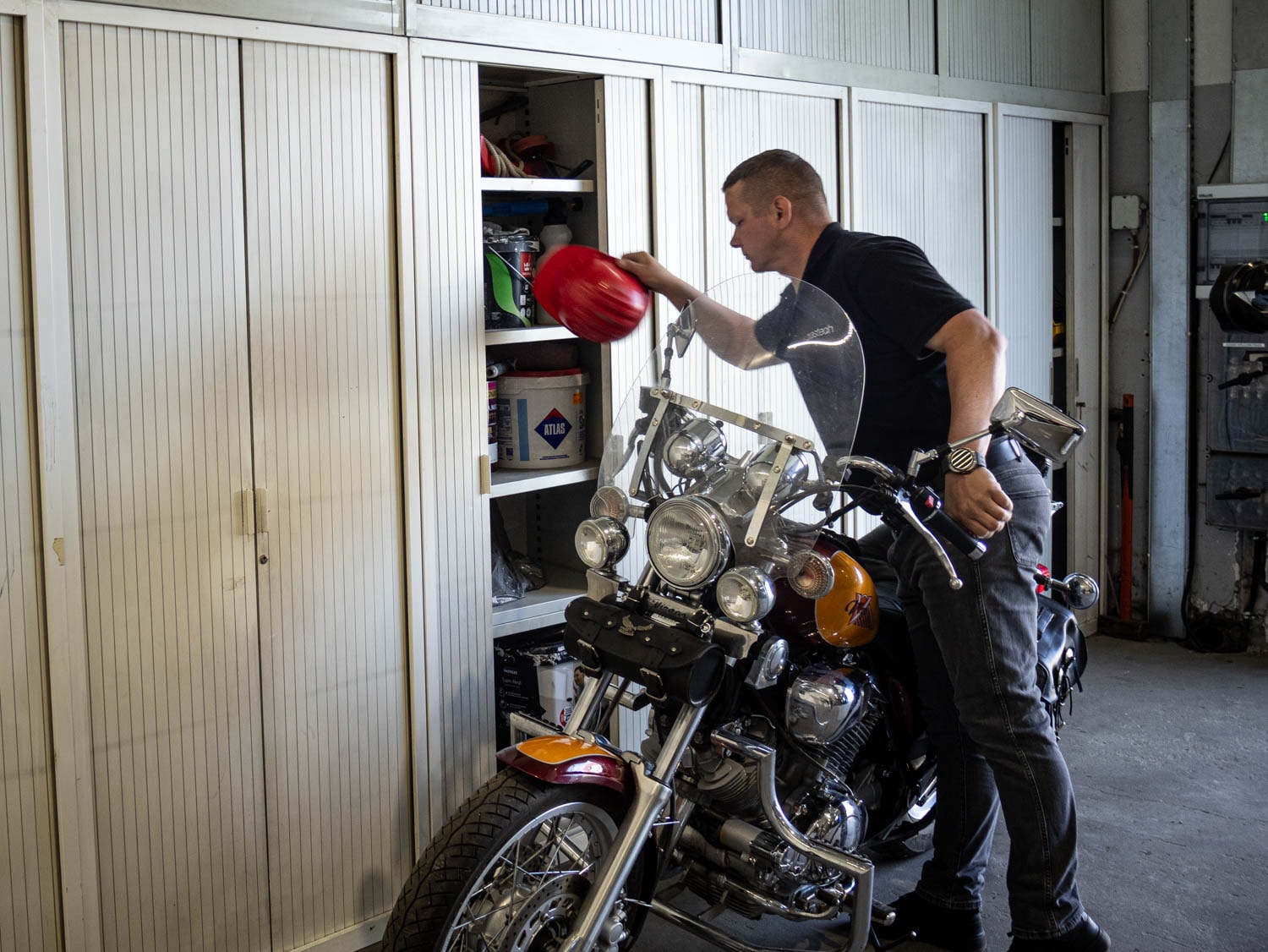 Szafa roletowa, a szafa dwudrzwiowa- jakie są różnice? 5 Zalety szaf roletowych. Źródło: Brastech