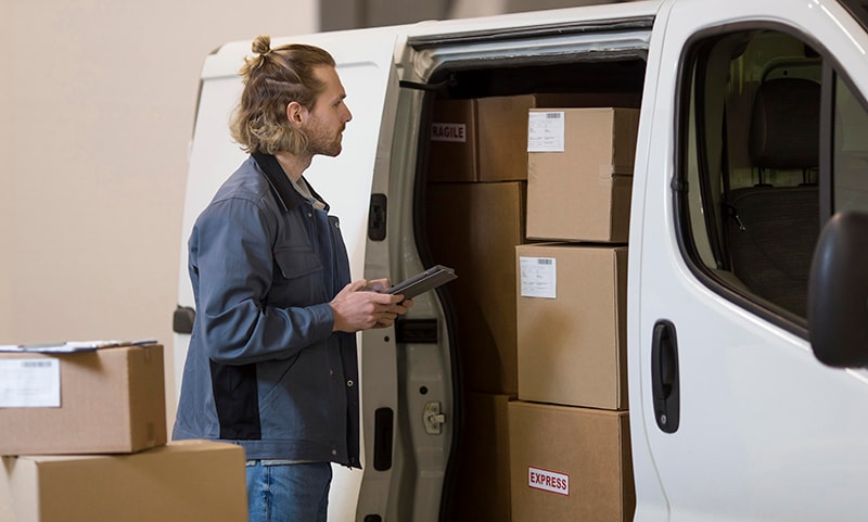 package-delivery-checking-items