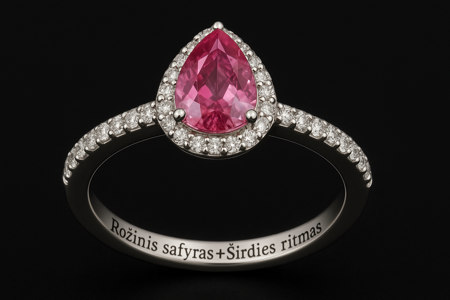 Baltas aukso halo dizaino sužadėtuvių žiedas su lašo formos rožiniu safyru, apsuptu briliantų vainiku, o žiedo viduje išgraviruota frazė „Rožinis safyras + Širdies ritmas