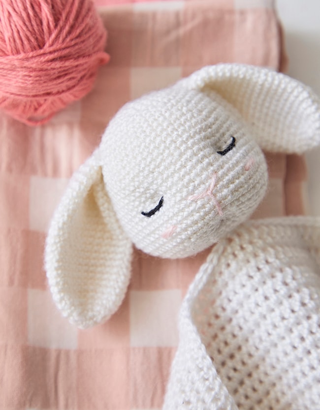 Photo gros plan sur la tête du doudou lapin au crochet