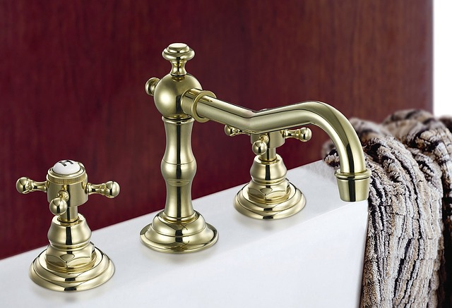 Faucets and fixtures in master bathroom