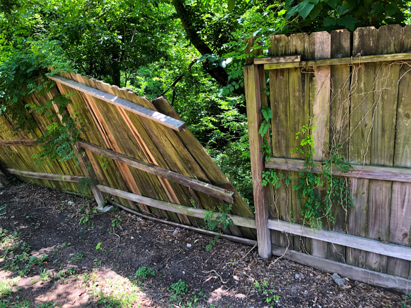 An image showing various factors affecting the cost of fence repair.