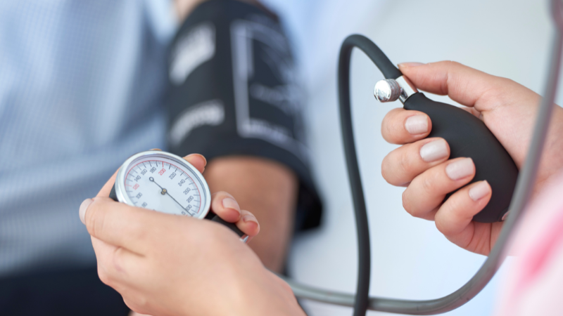 Die optimalen Blutdruckwerte liegen bei Erwachsenen in der Regel bei etwa 120/80 mmHg