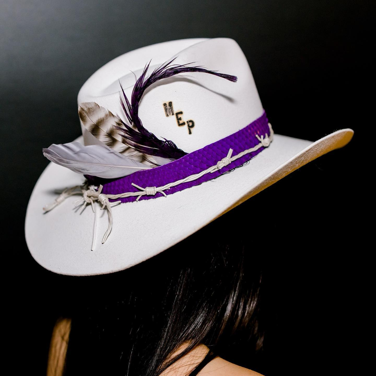 Classic Cowboy Hat Feather for a Chic Look 