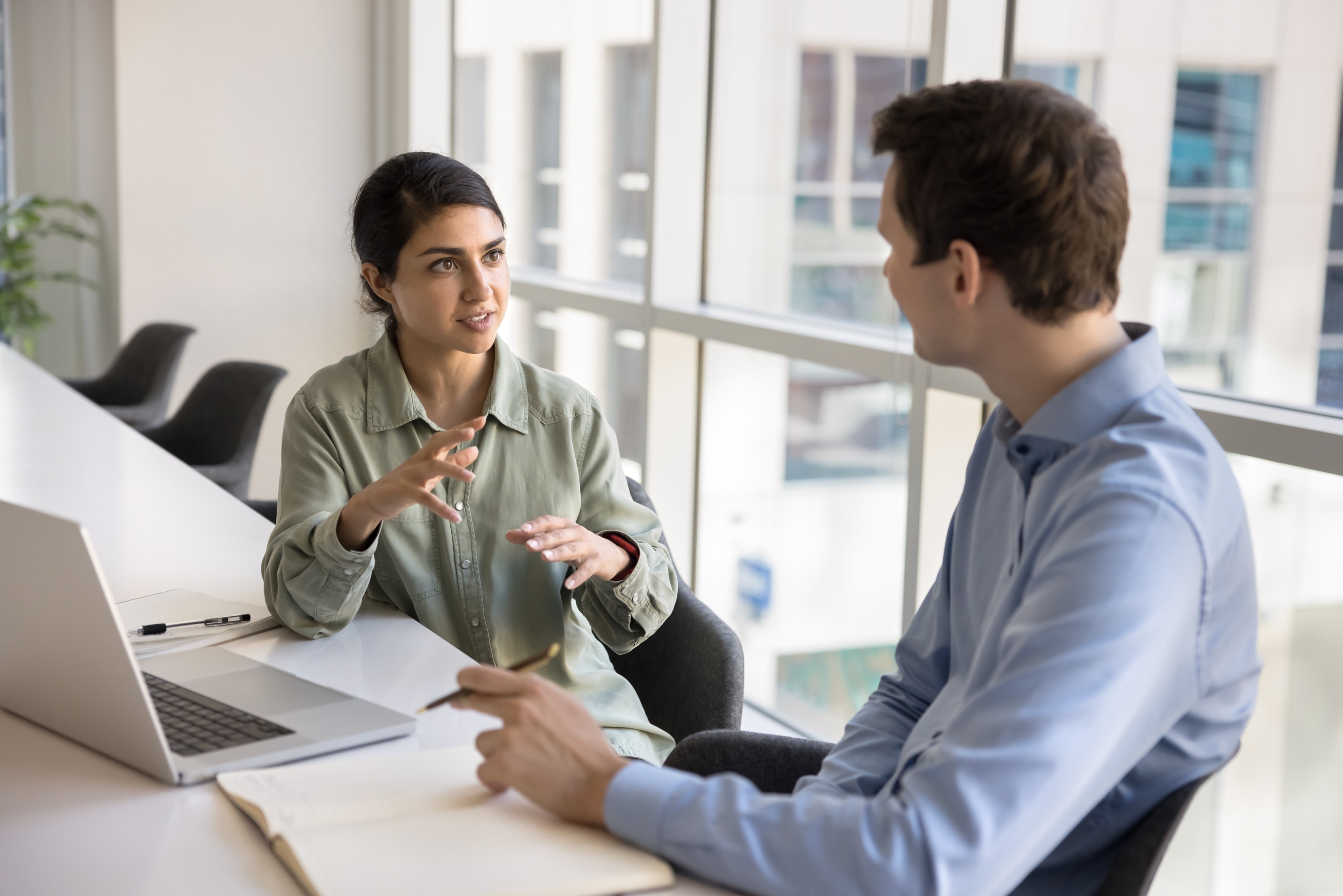 manager rozmawiający z pracownikiem o regulaminie ocen okresowych