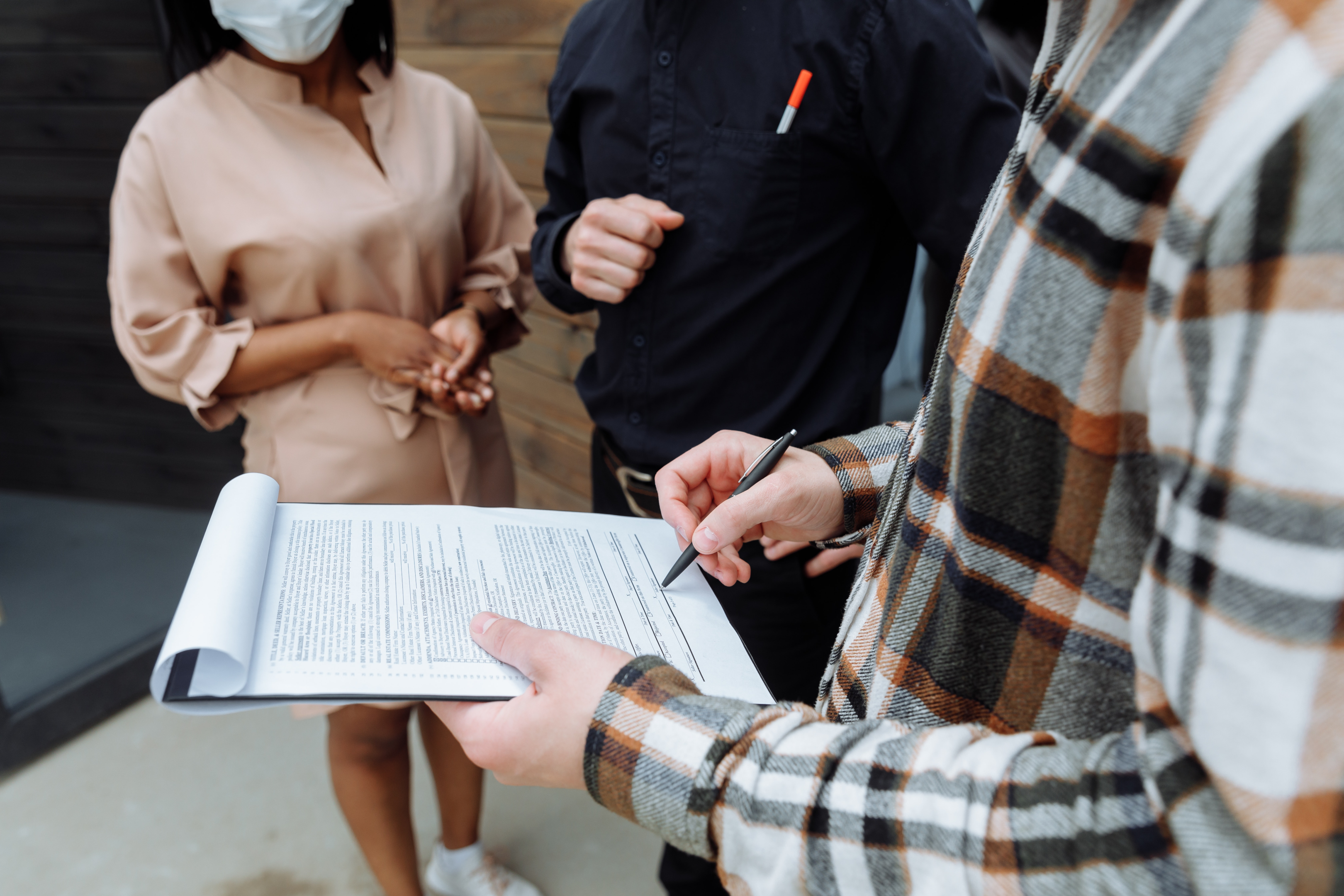 Tenant signing the sublet agreement