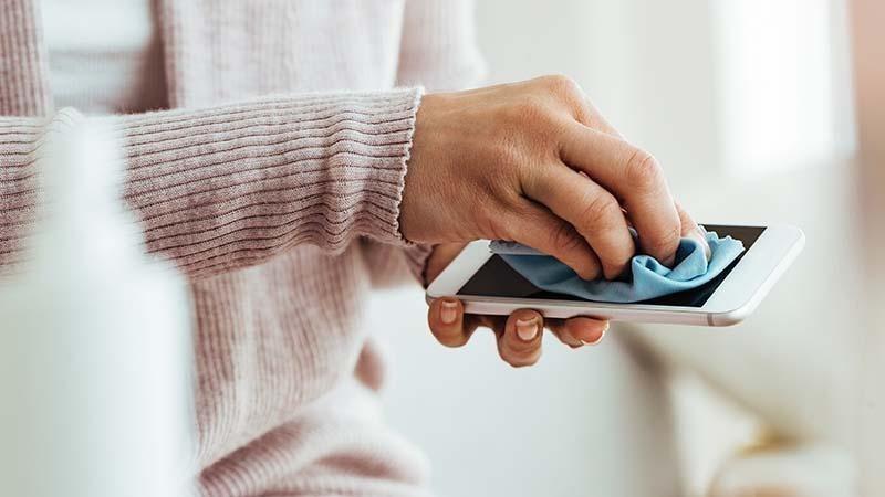 Phone screen cleaning with flat microfiber cloth