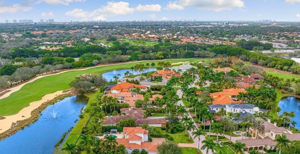 This image depicts a luxurious single-family home featuring stunning golf course views and a resort-style outdoor living space, complete with a pool and spa oasis. The property offers an exceptional private retreat that blends indoor and outdoor living, perfect for enjoying the serene ambiance of North Naples.