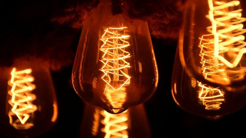 la poudre ou le fil de tungstène est couramment utilisé pour alimenter les ampoules à incandescence