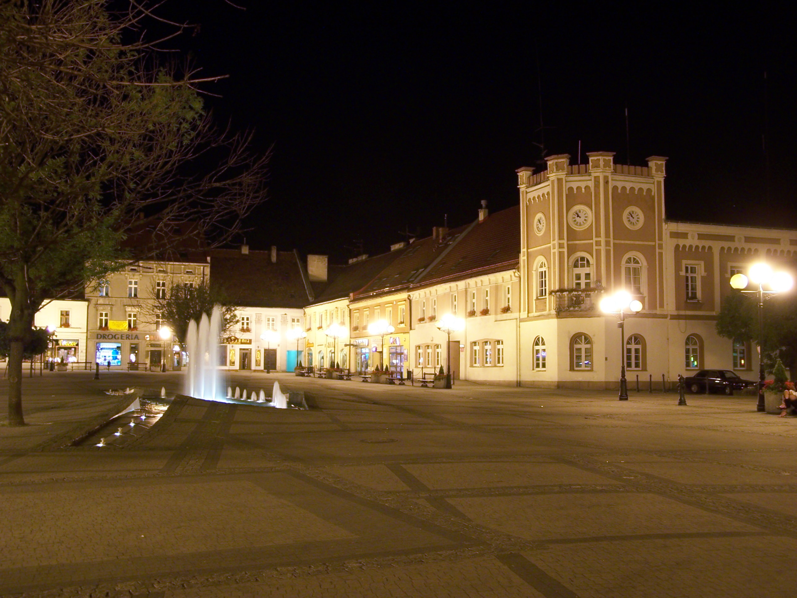 Rynek nocą w mieście Mikołów. Źródło: https://commons.wikimedia.org/wiki/File:Miko%C5%82ow_-_Rynek_noc%C4%85.JPG