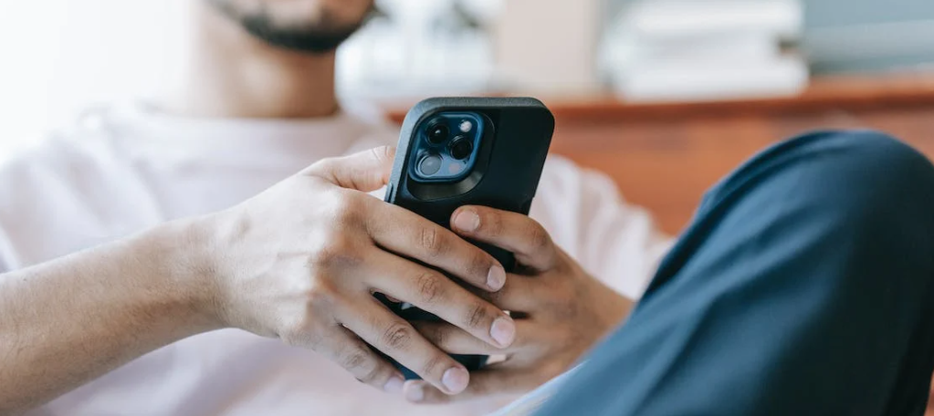 Man holding a phone installing app