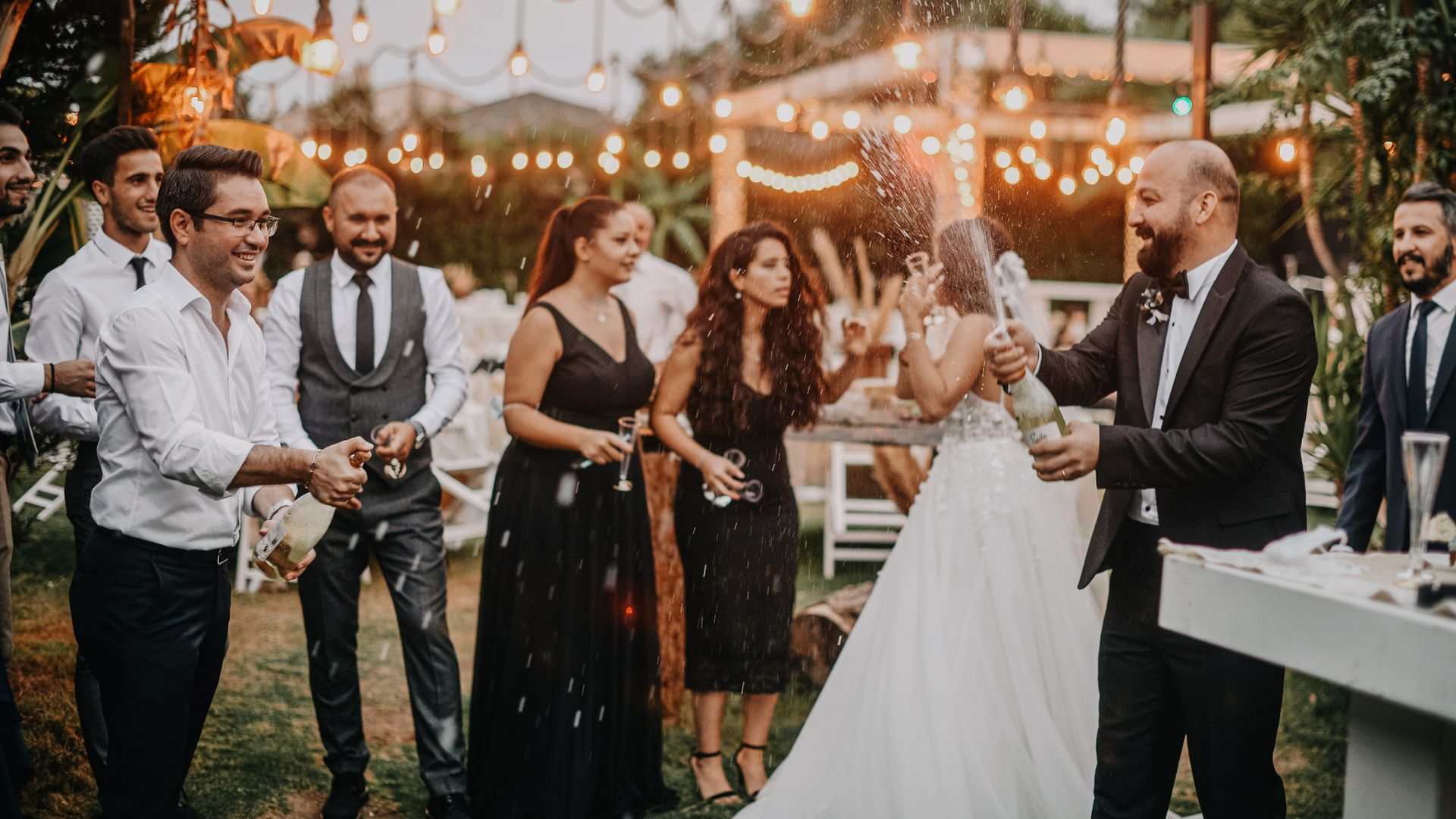 What Kind Of Themes Are Popular For Wedding Mobile Bar Hire? -