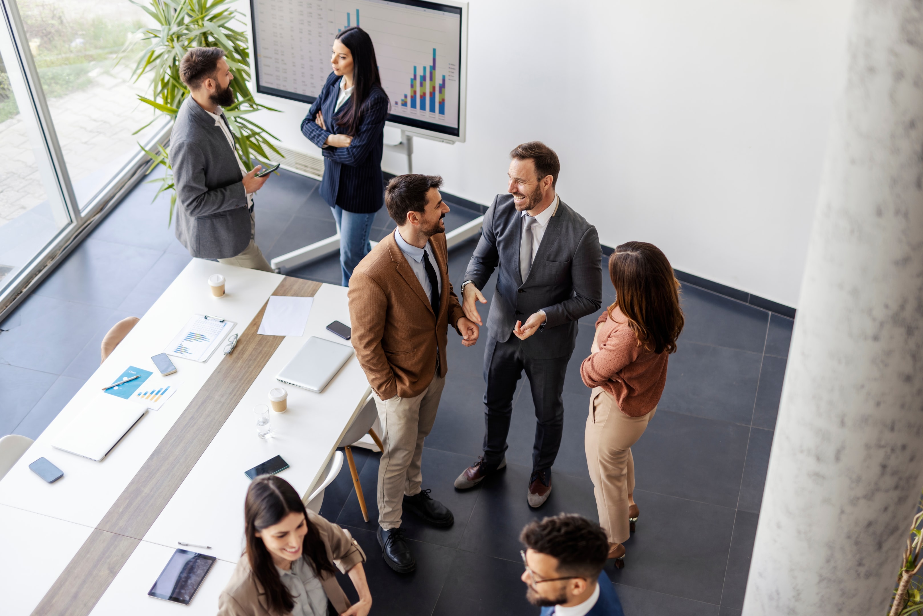 zespół marketingu omawiający optymalizację procesów marketingowych