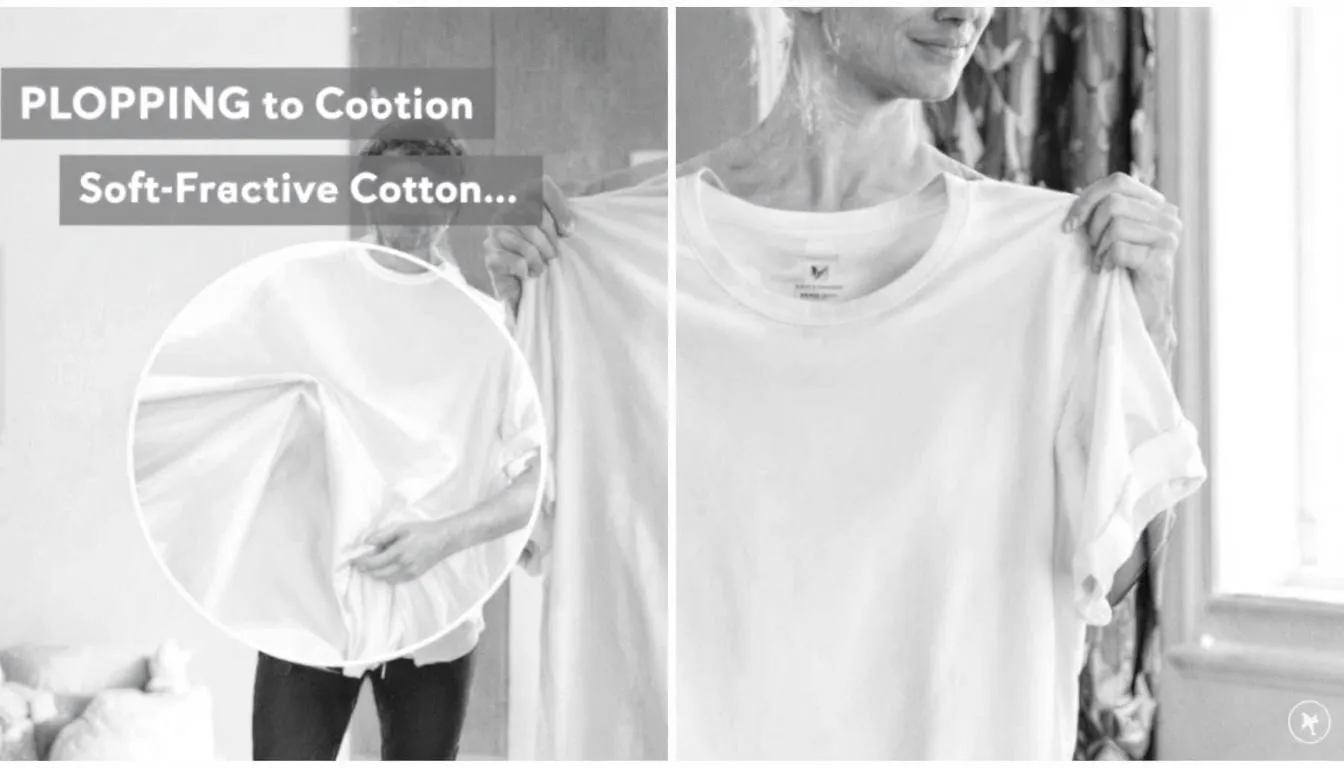 Une démonstration de la technique de plopping est réalisée avec un t-shirt en coton, montrant comment sublimer vos boucles et optimiser l'hydratation de vos cheveux bouclés. La scène met en avant les étapes de cette routine capillaire, mettant l'accent sur l'importance des soins adaptés pour les cheveux ondulés.