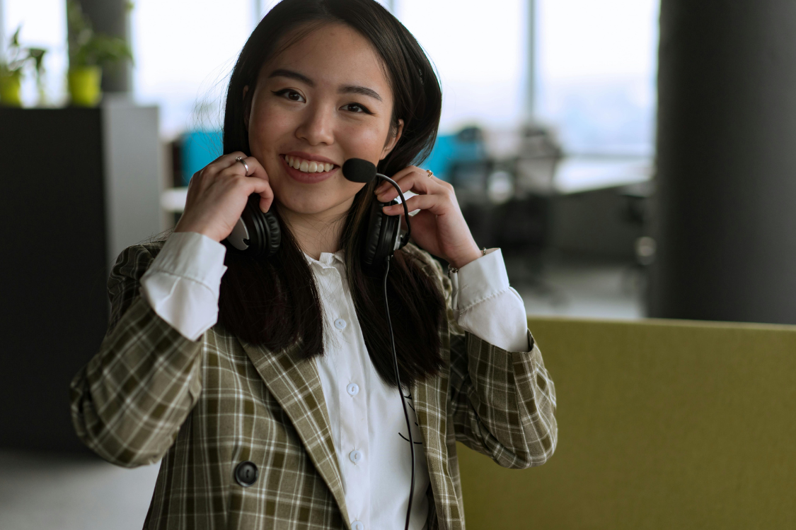 Smiling Filipino call center agent representing BPO salary expectations in urban areas