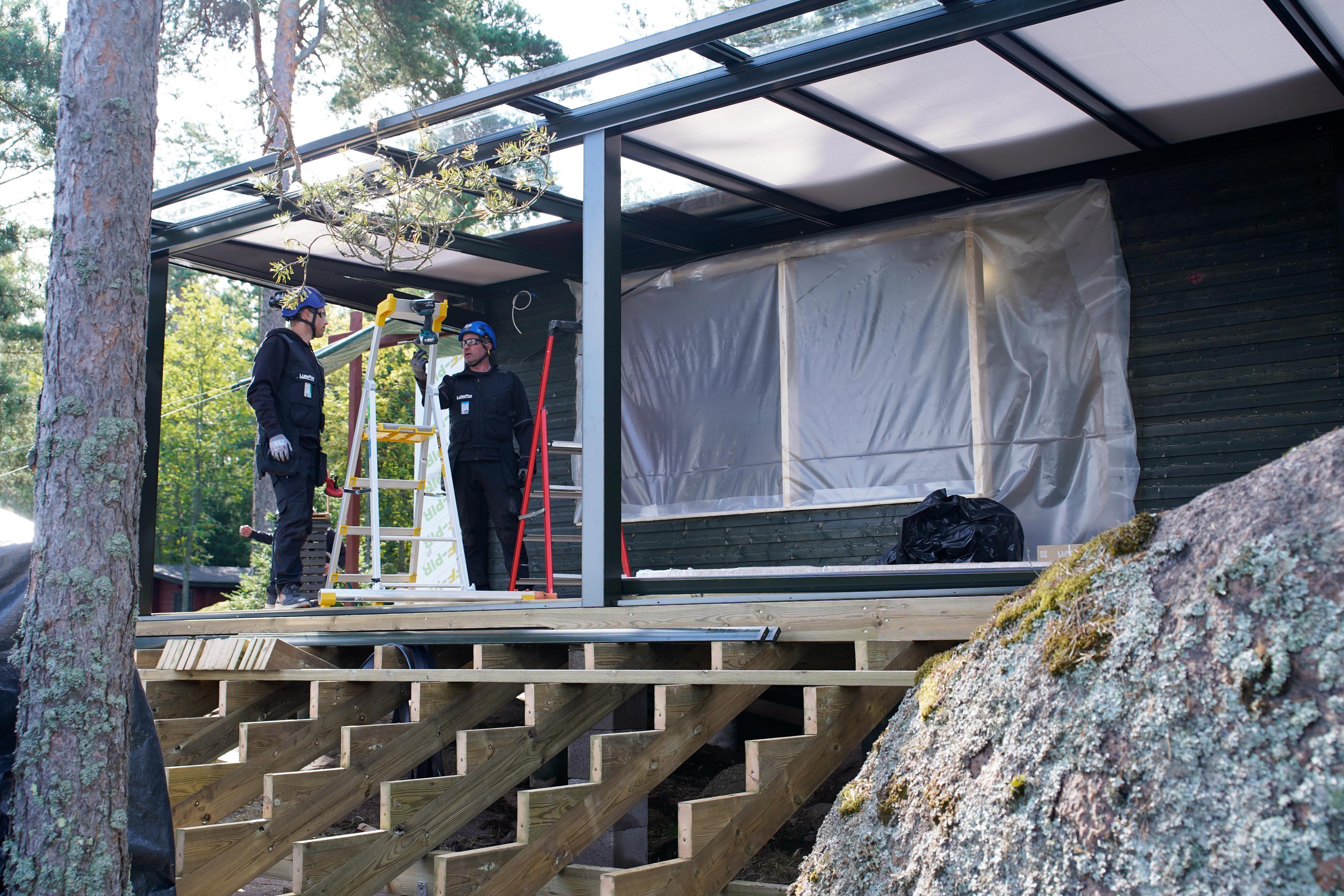 Terassin oleskelutilaa laajennettiin rakentamalla sitä ulospäin.