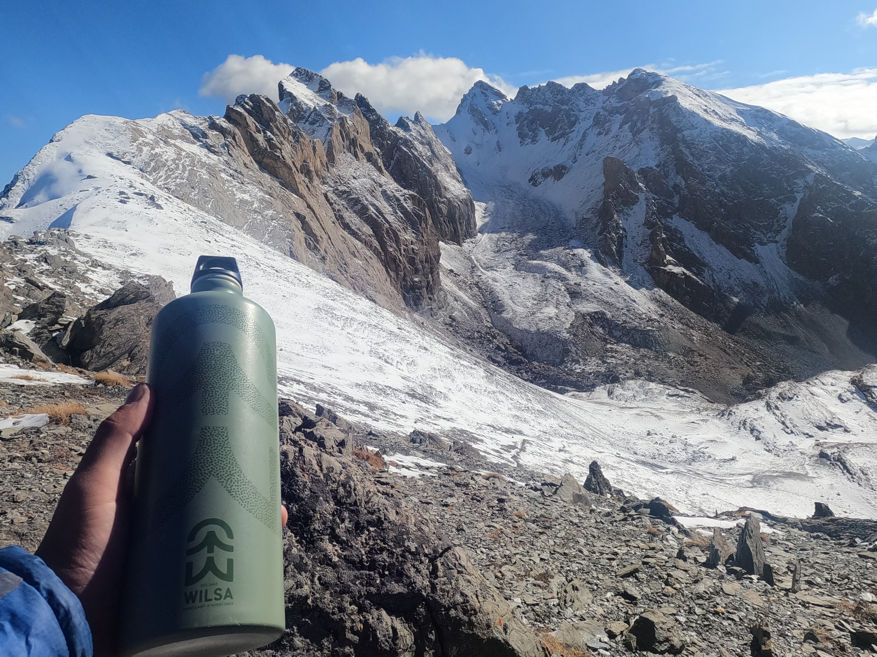 montagne enneigée avec gourde de randonnée