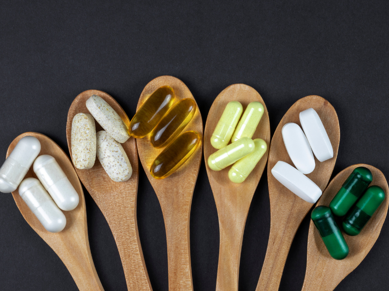 An image showing various nootropic supplement bottles and capsules.